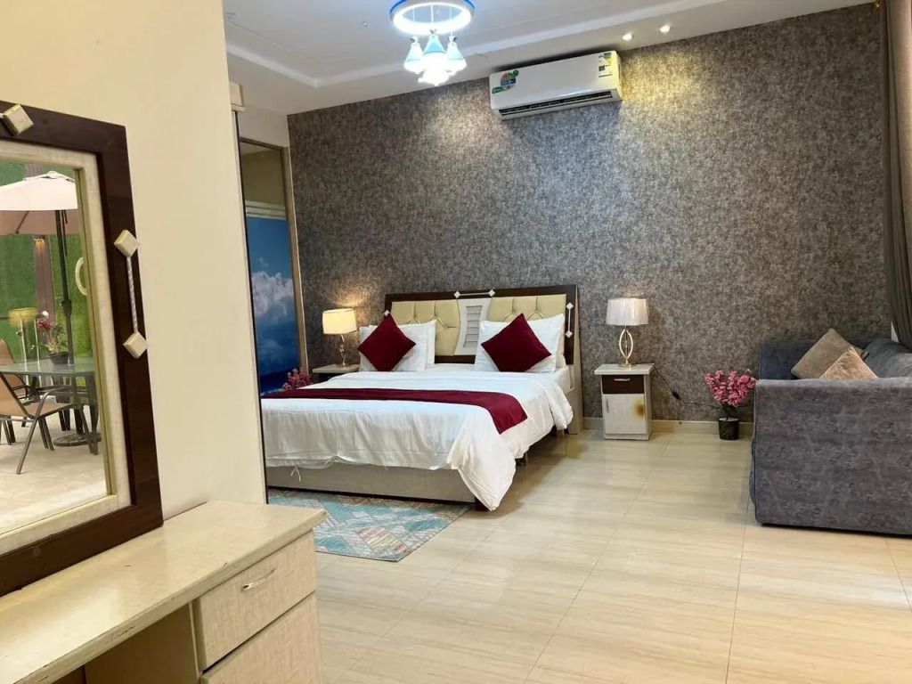 Elegantes Hotelzimmer mit großem Doppelbett und stilvoller Einrichtung