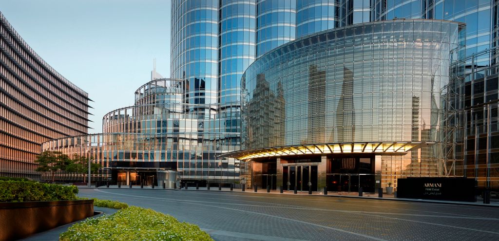 Moderne Glasfassade des Armani Hotel Dubai bei Tageslicht