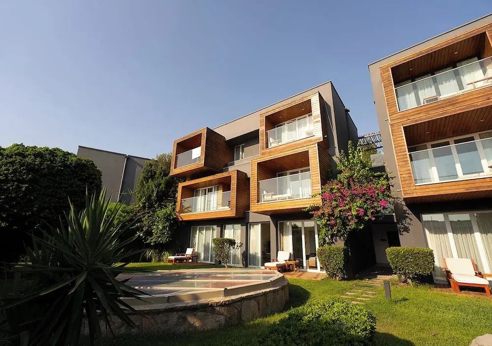 Moderne Hotelarchitektur mit Holzfassaden und gepflegtem Garten