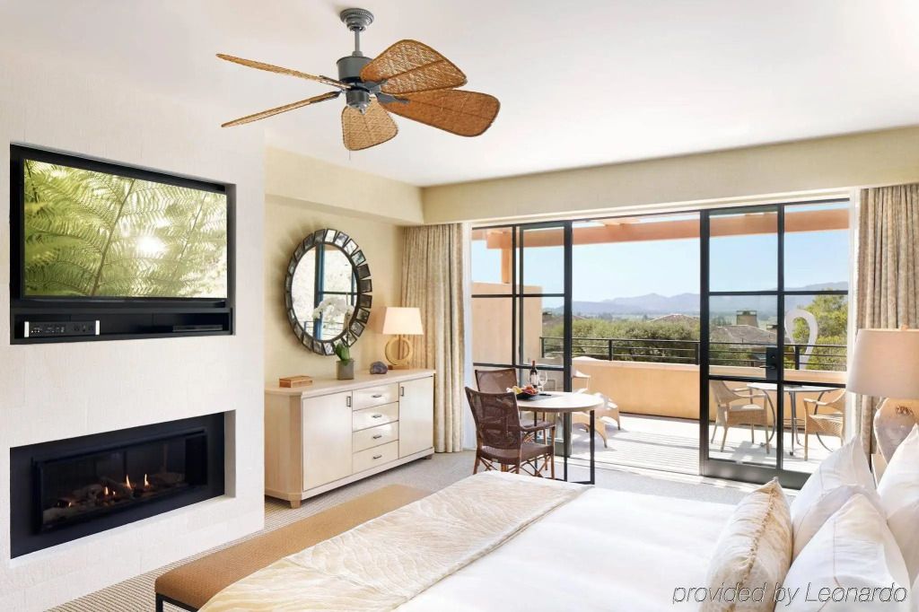 Helles Hotelzimmer mit Kamin und Blick auf die Terrasse