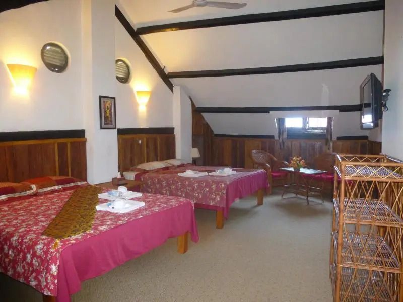 Gemütliches Hotelzimmer mit Holzelementen und Dachschrägen