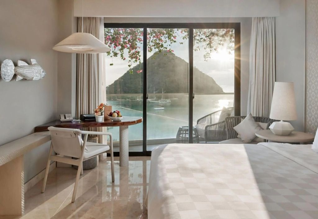 Luxuriöses Hotelzimmer mit Blick auf das Meer und eine Insel im Hintergrund