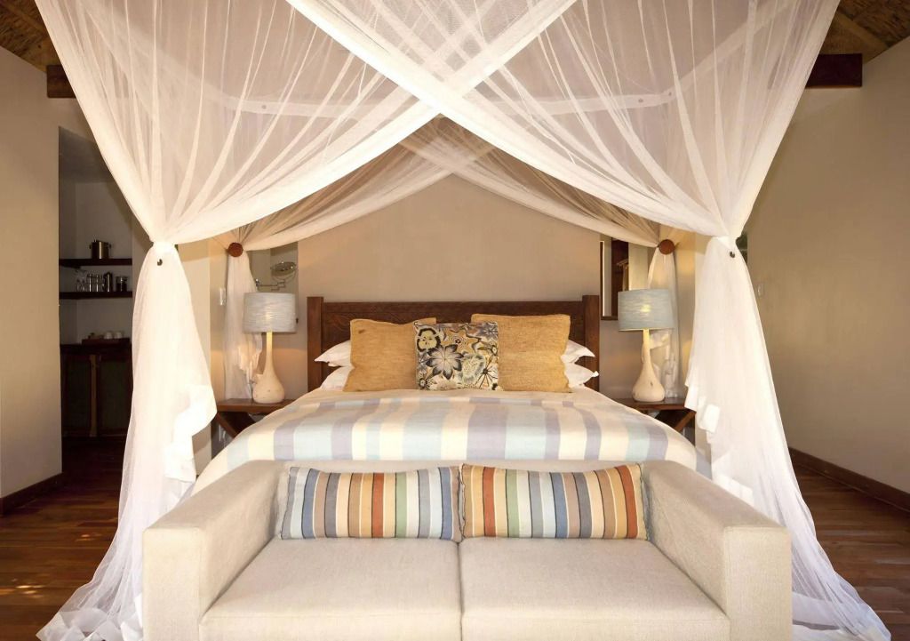 Luxuriöses Schlafzimmer mit Kingsize-Bett und Baldachin auf Benguerra Island