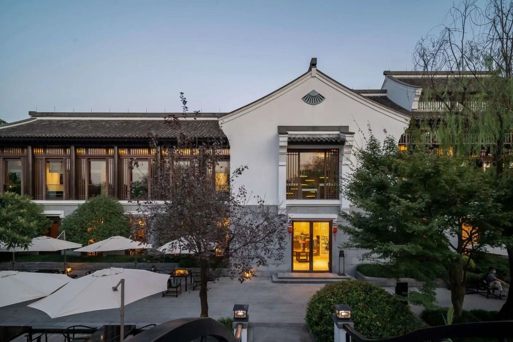 Elegante Hotelarchitektur im Banyan Tree Hangzhou mit gepflegtem Garten