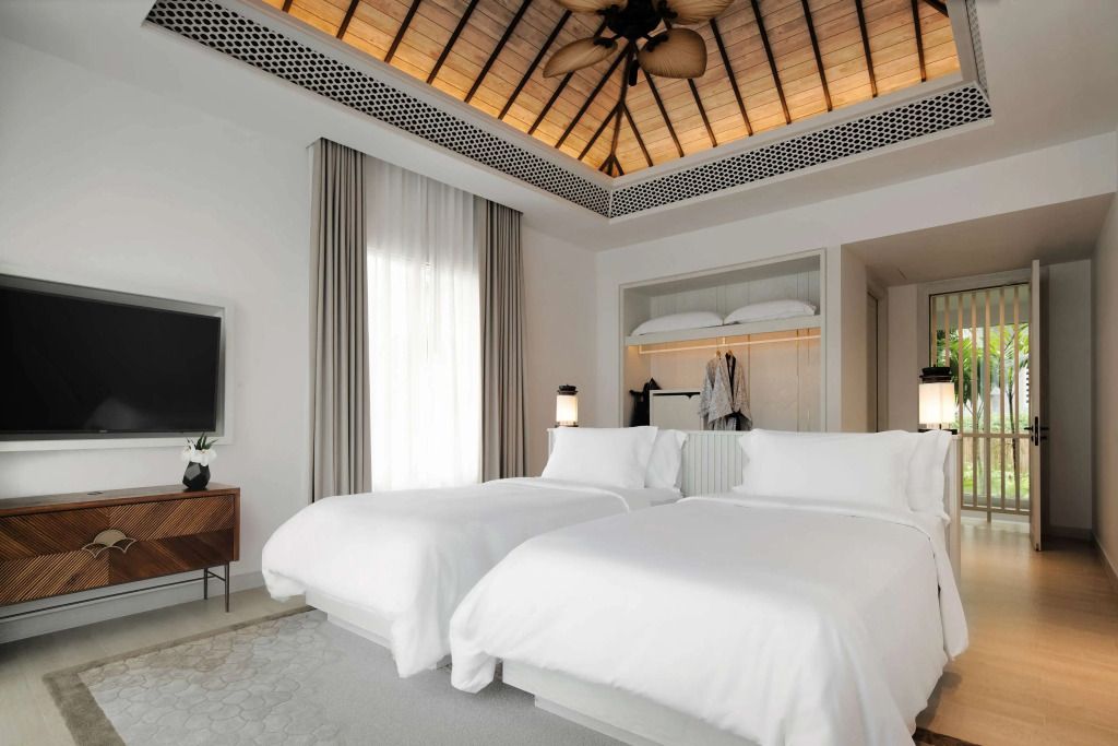 Luxuriöses Hotelzimmer mit Doppelbetten und Holzdecke im Banyan Tree Krabi