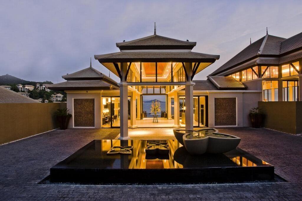 Eingang des Banyan Tree Samui mit abendlicher Beleuchtung