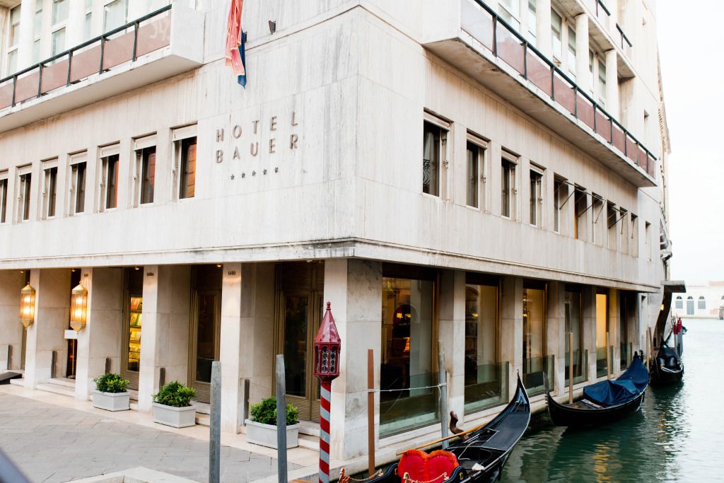 Außenansicht des Hotels Bauer Palazzo in Venedig mit Gondeln im Kanal.