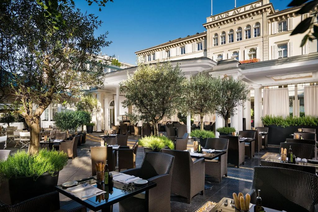Elegante Hotelterrasse mit Sitzgelegenheiten und umliegender Vegetation