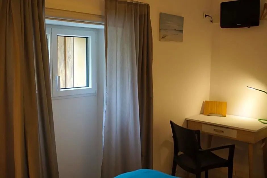 Gemütliches Hotelzimmer mit Schreibtisch und Fenster