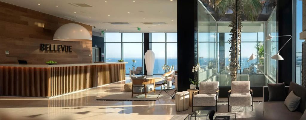 Moderne Hotel-Lobby mit Blick auf das Meer und eleganten Sitzgelegenheiten