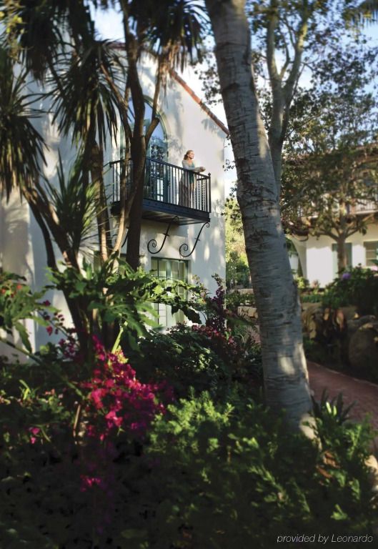 Üppige Gartenlandschaft mit Palmen und einem Balkon bei El Encanto Santa Barbara