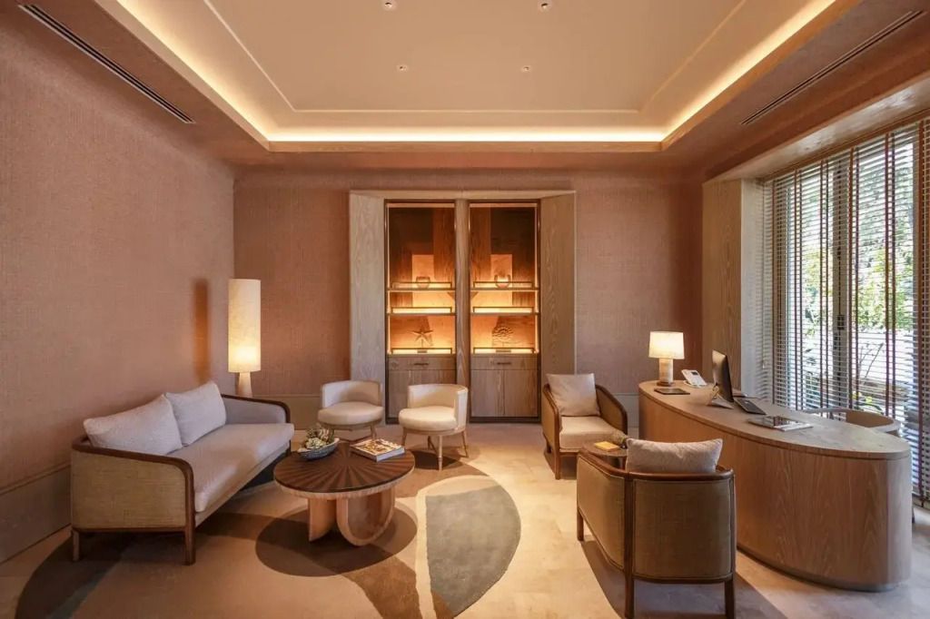 Gemütlicher Wohnbereich mit eleganter Beleuchtung und Holzmöbeln