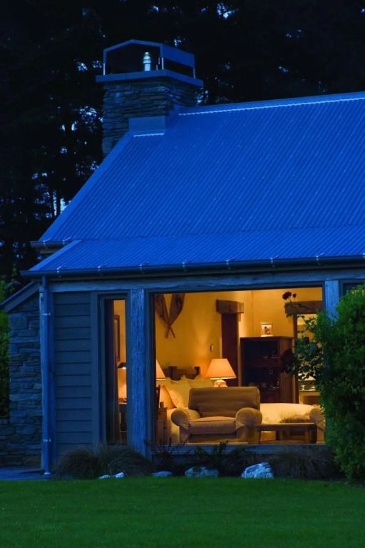 Gemütliches Zimmer mit warmem Licht in einem rustikalen Steinhaus bei Nacht