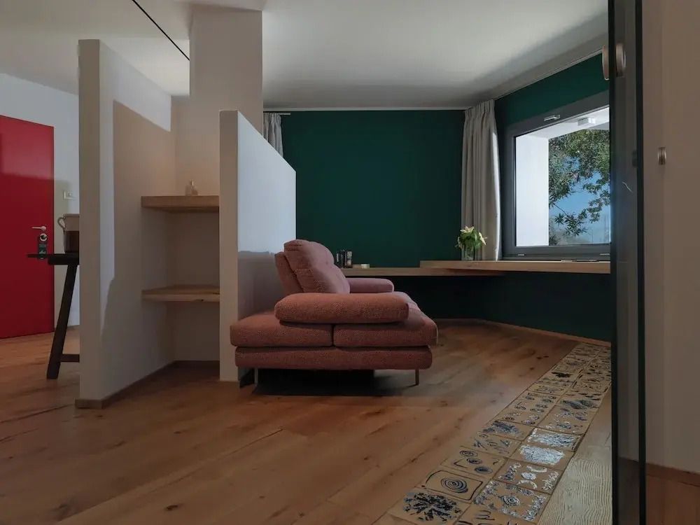 Sitzecke mit modernem Design und grün akzentuierter Wand