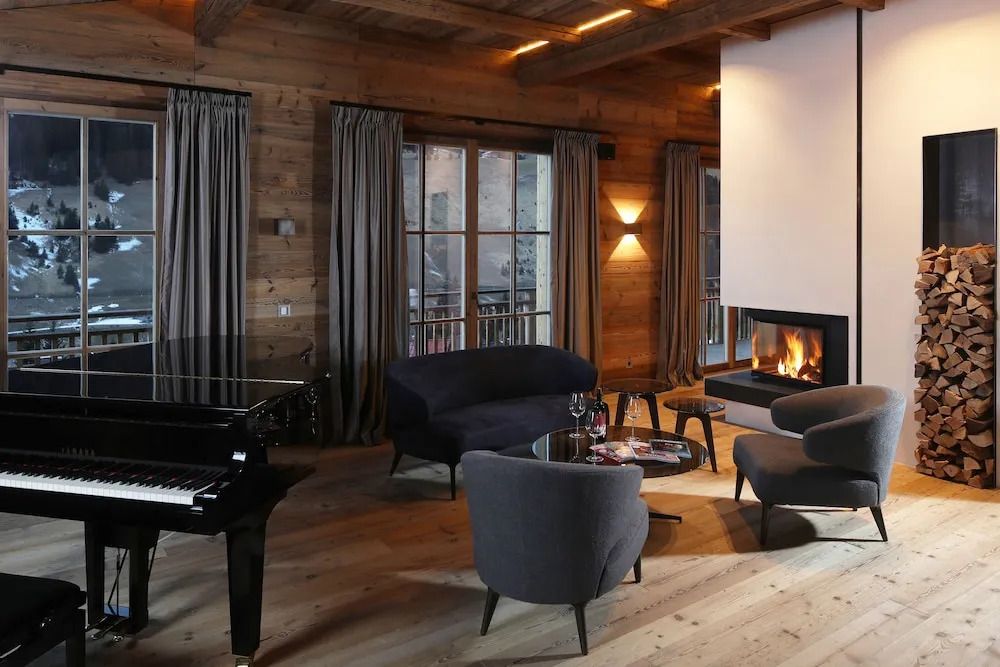 Gemütliche Lounge mit Kamin und Flügel im Hotel Severin's