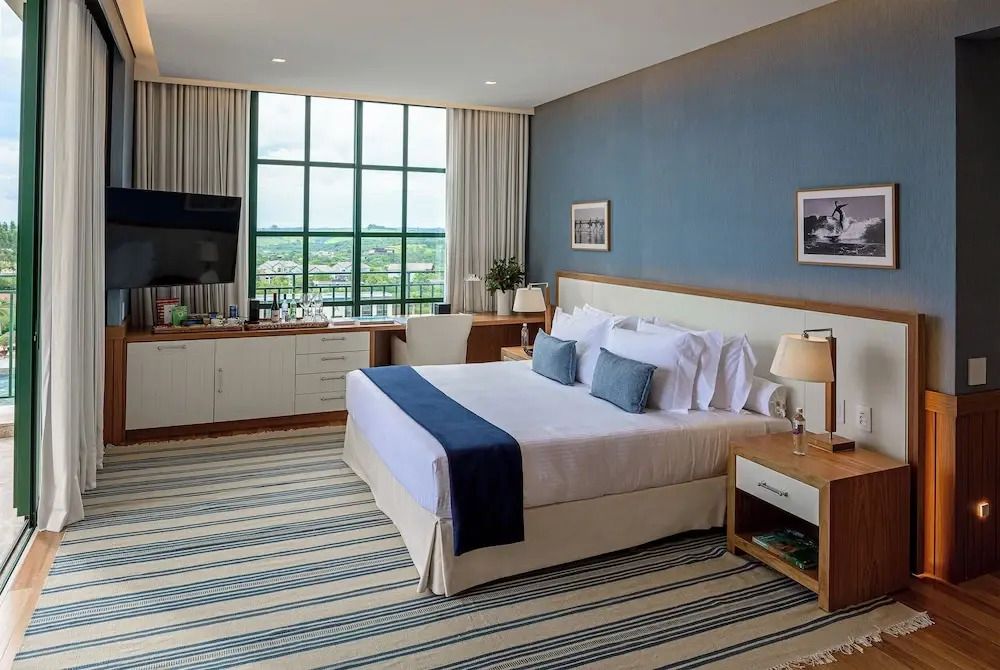 Helles Zimmer mit großem Bett und Panoramafenster