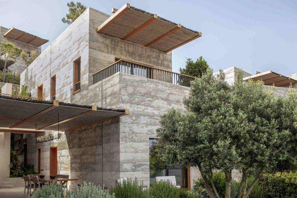 Moderne Villa in Bodrum mit natürlicher Steinarchitektur und grünem Garten