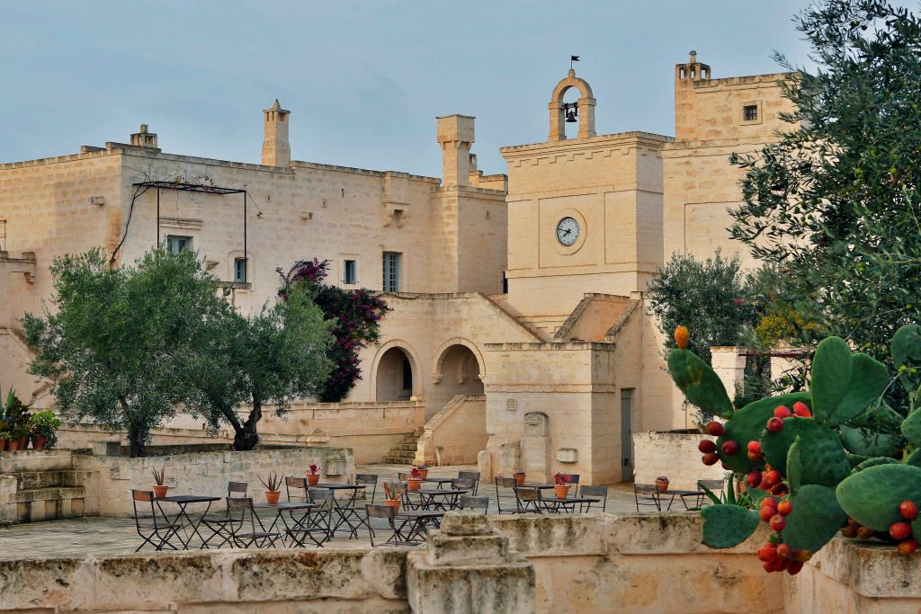 Historische Architektur mit mediterraner Landschaft und Terasse des Borgo Egnazia Hotels