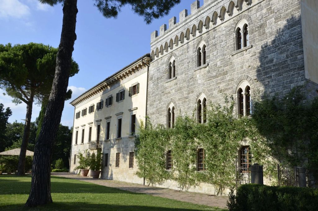 Historische Fassade des Borgo Pignano Hotels in der Toskana mit magischem Licht