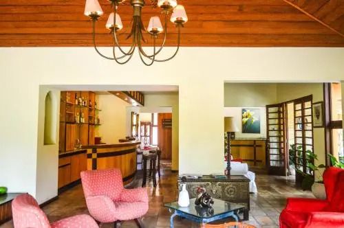 Eleganter Lounge-Bereich mit Kamin und stilvoller Einrichtung