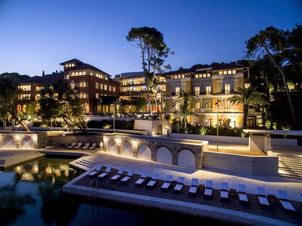 Abendliche Außenansicht des Boutique Hotel Alhambra mit beleuchteter Fassade