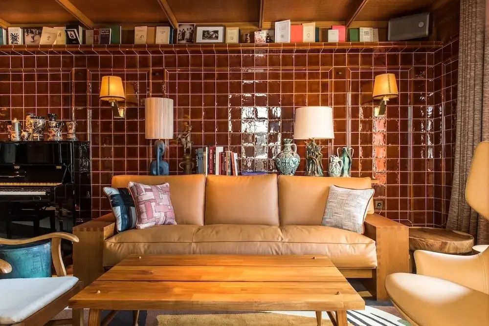 Elegante Lounge mit Ledersofa und dekorativer Bücherwand