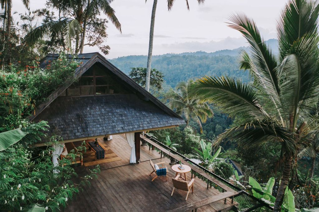 Terrasse mit Blick auf tropischen Wald und Palmen im Buahan a Banyan Tree Escape