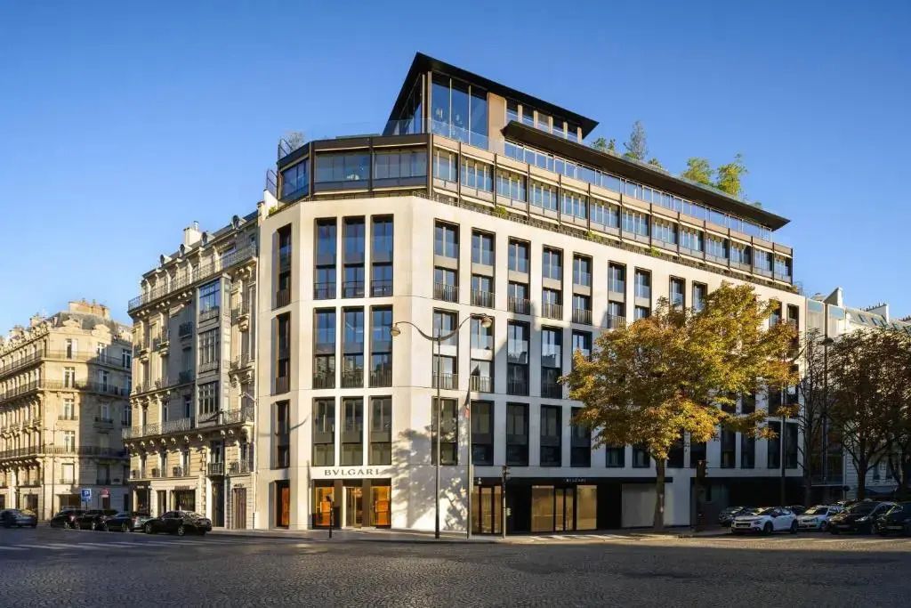 Moderne Fassade des Bvlgari Hotel Paris bei Tageslicht