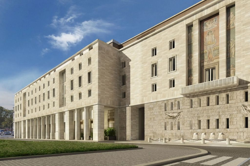 Elegante Fassade des Bvlgari Hotel Roma bei Sonnenschein