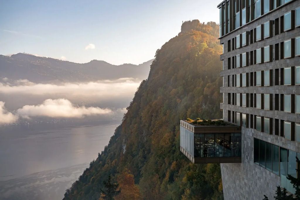 Hotelarchitektur vor bergiger Landschaft bei Sonnenuntergang mit Blick auf den Vierwaldstättersee