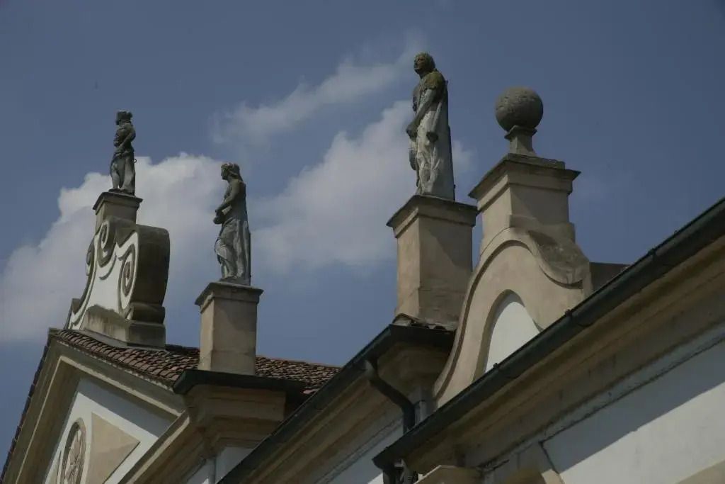 Detailaufnahme von Statuen auf dem Dach des historischen Ca' Sagredo Hotels in Venedig