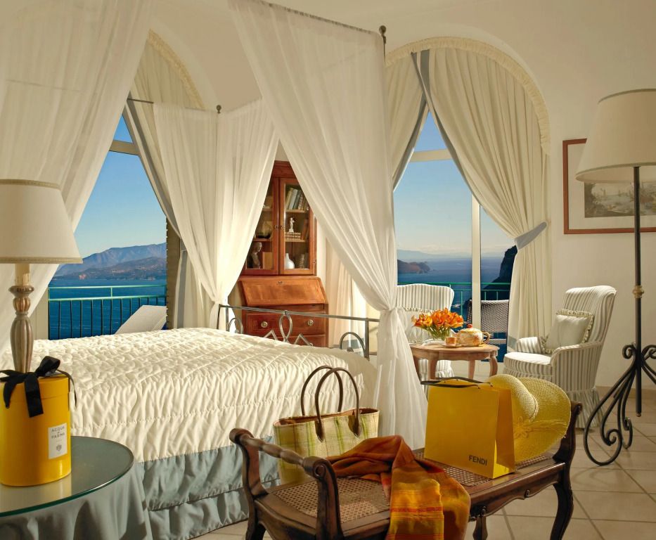 Luxuriöses Schlafzimmer mit Meerblick und eleganten Vorhängen im Caesar Augustus Hotel
