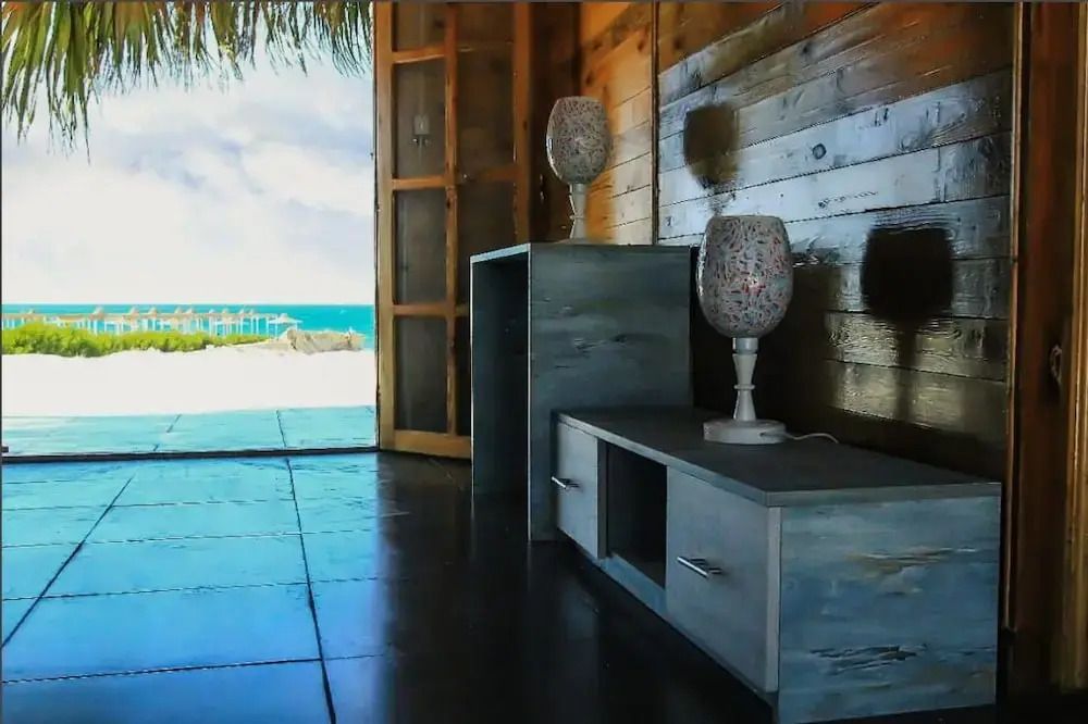 Innenausstattung eines Zimmers mit Meerblick und Holzverkleidung