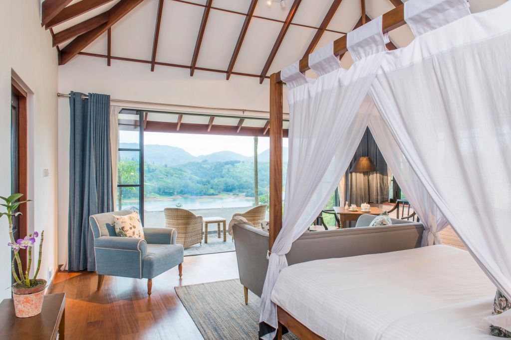 Geräumiges Zimmer mit Baldachinbett und Panoramablick auf die Hügel