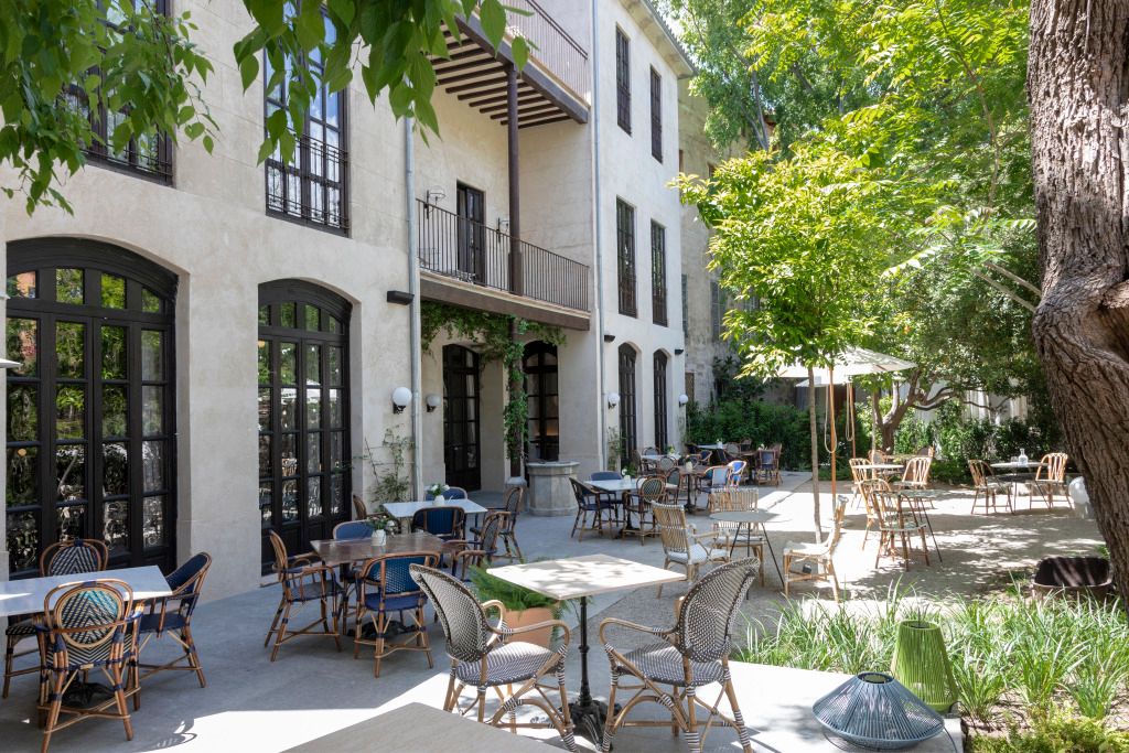 Charmanter Gartenbereich mit Tischen und Stühlen im Freien