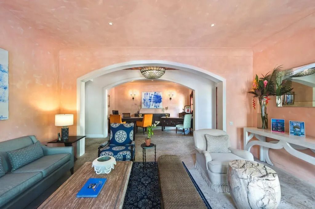 Eleganter Wohnbereich mit gemütlichen Sitzen und stilvoller Dekoration