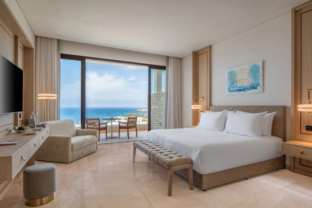 Luxuriöses Hotelzimmer mit Meerblick und eleganter Terrassenausstattung