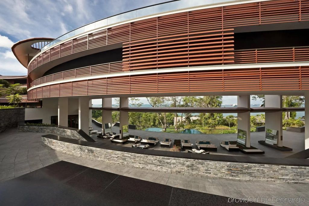 Moderner Outdoor-Bereich mit weitem Blick über einen Infinity-Pool zum Ozean.