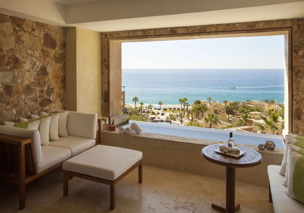 Luxuriöse Terrasse mit Meerblick und komfortablen Sitzgelegenheiten.