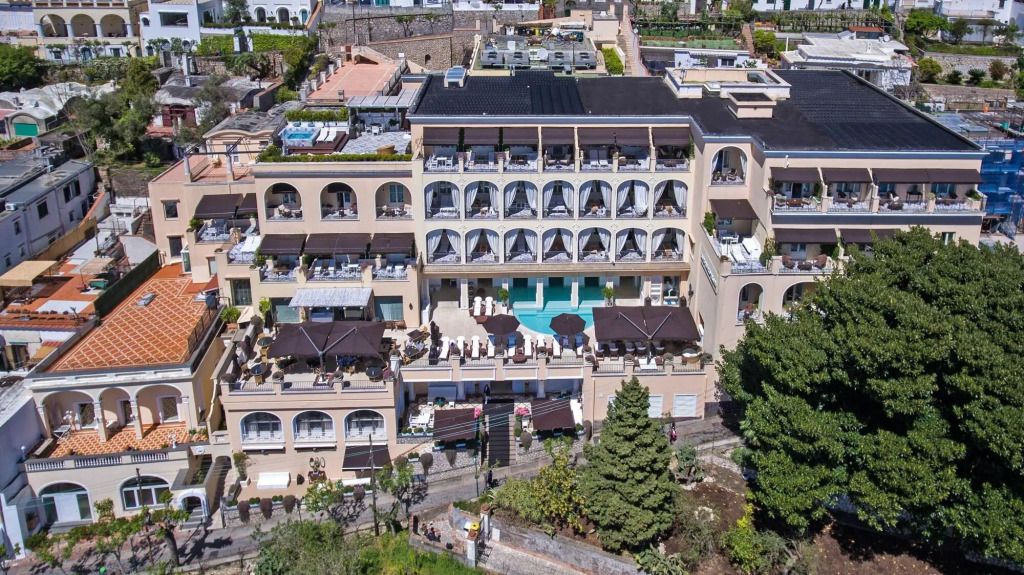 Luftaufnahme des Capri Tiberio Palace mit Balkonen und Außenpool