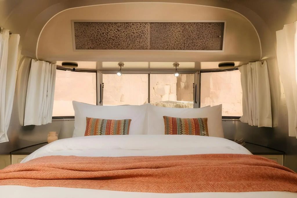 Gemütliches Schlafzimmer mit großem Bett in einem modernen Wohnwagen