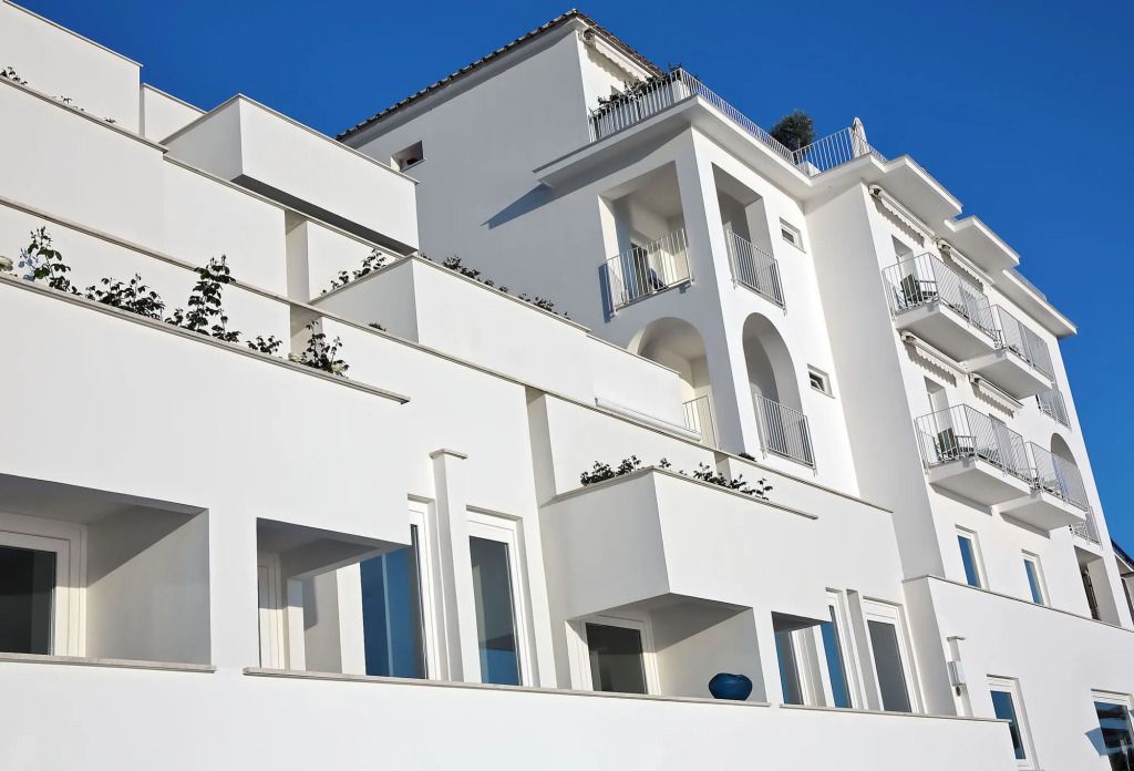 Moderne Architektur des Hotels in Weiß mit Balkonen und klaren Linien