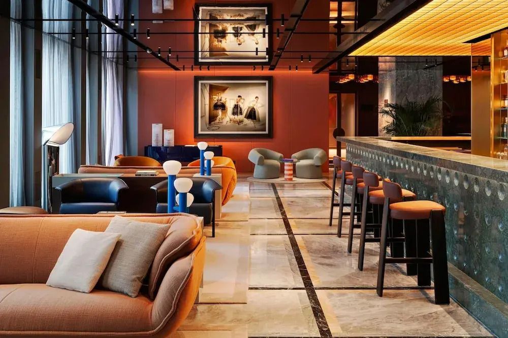 Elegante Hotel-Lounge mit gemütlichen Sofas und stilvoller Kunst an der Wand