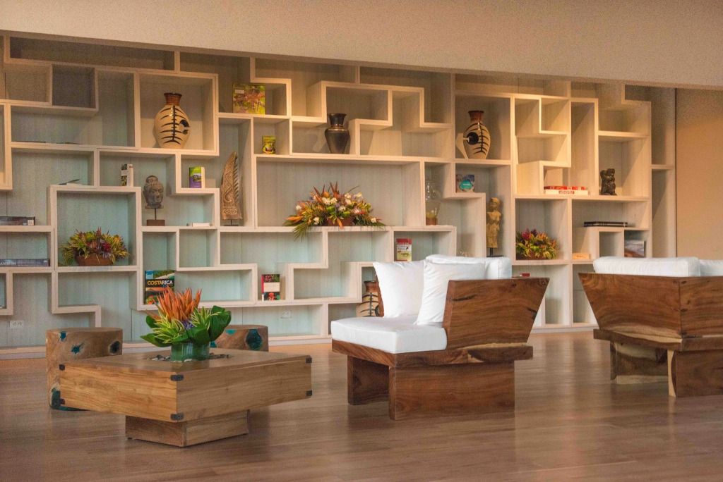 Eleganter Lounge-Bereich mit stilvollen Regalen und Sitzmöglichkeiten