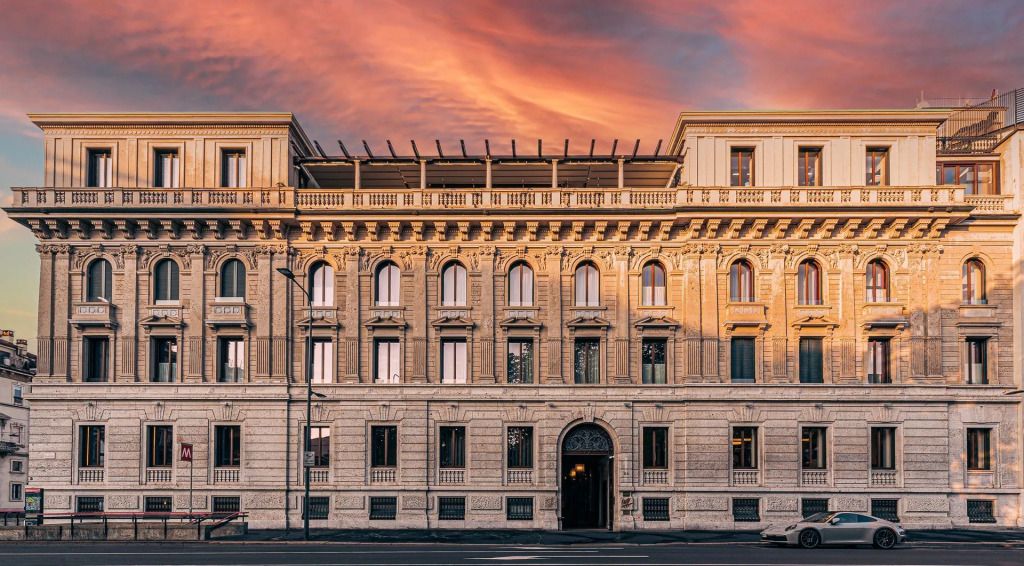 Fassade des Hotels Casa Cipriani Milano bei Sonnenuntergang
