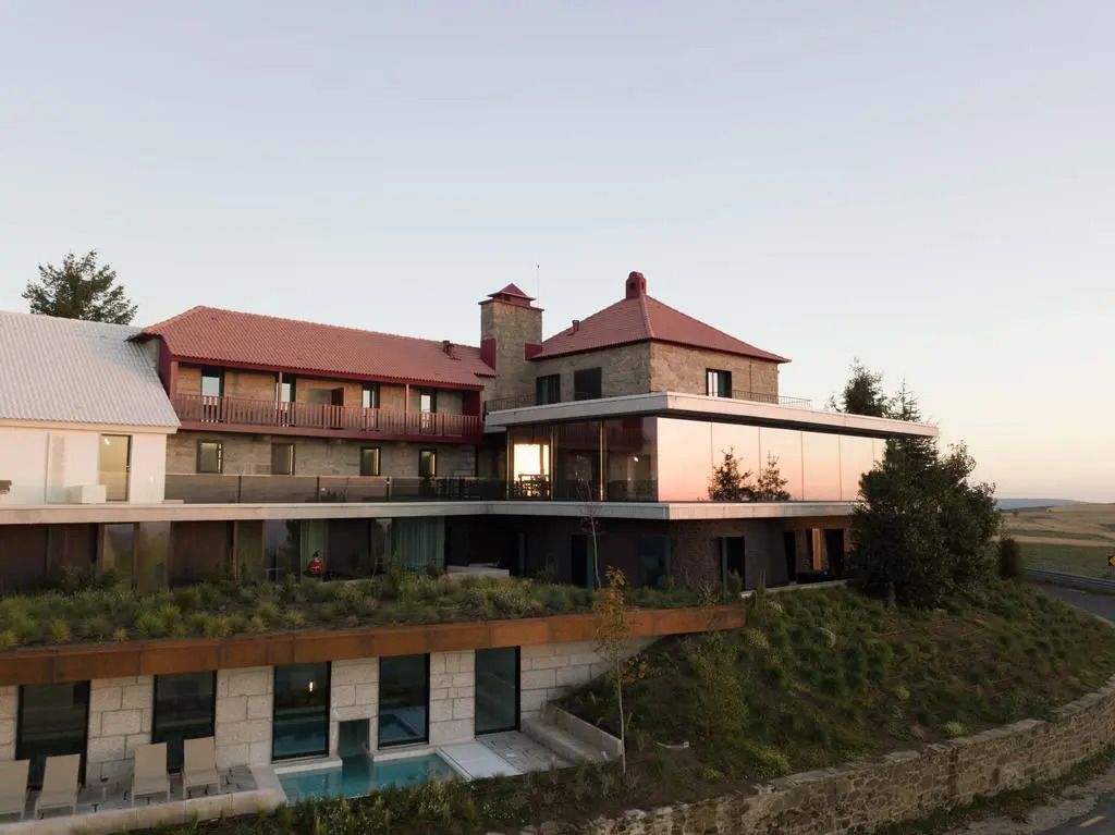 Elegante Hotelarchitektur mit Naturstein und modernen Elementen