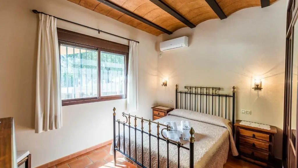 Gemütliches Zimmer mit Doppelbett und traditionellem Dekor