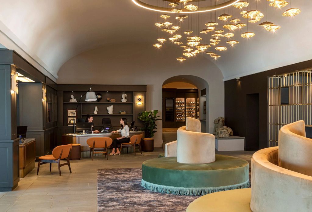 Elegante Hotel-Lobby mit stilvoller Beleuchtung und gemütlicher Sitzgelegenheit