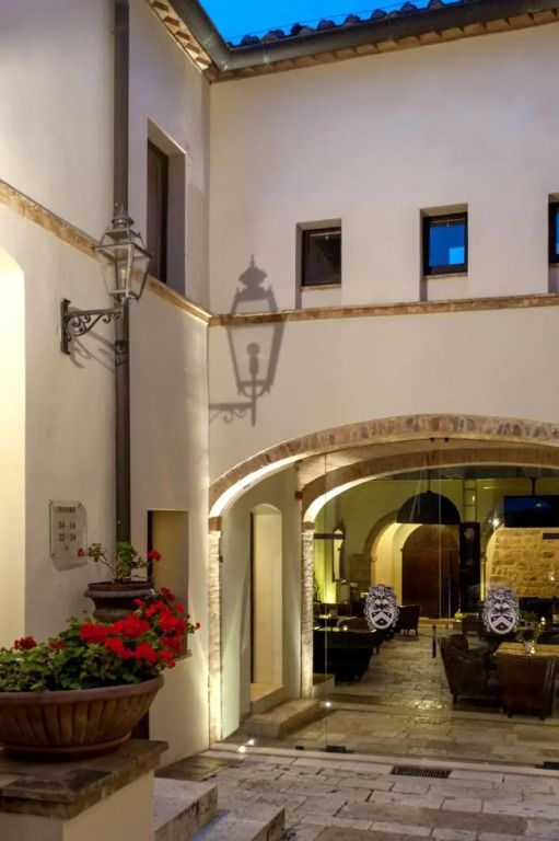 Historischer Innenhof mit Blumen und eleganter Beleuchtung