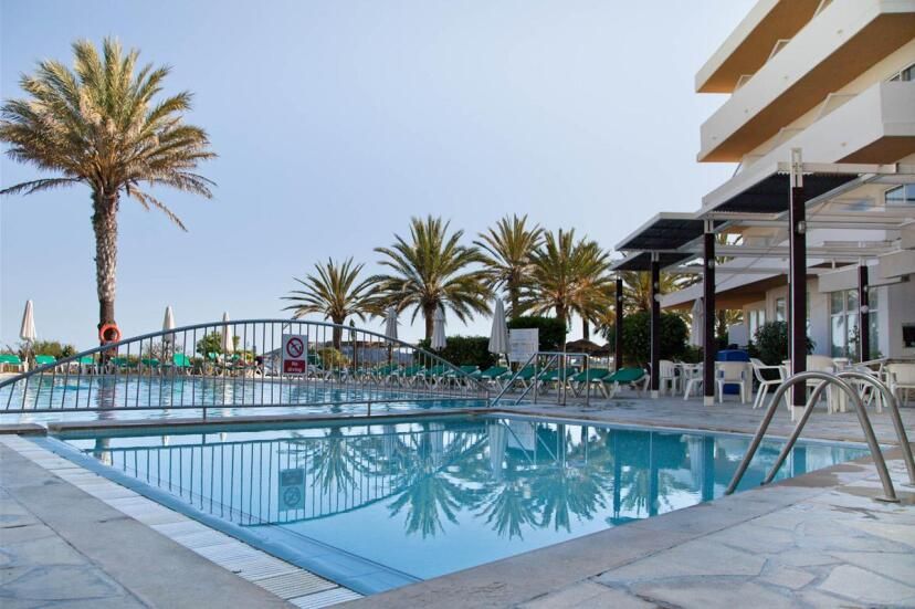 Nobu Hotel Ibiza Pool mit Palmen